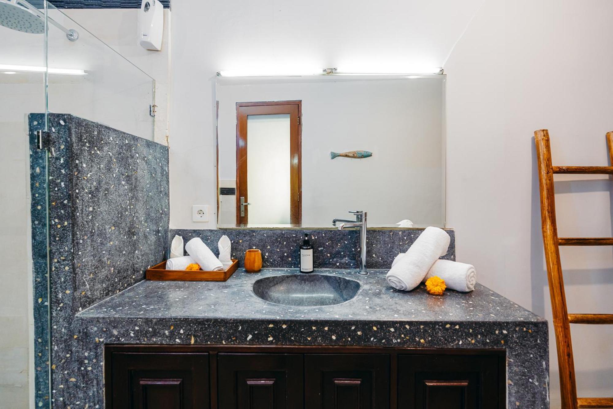 Mahayana Villa Batu Belig - Close To The Beach Canggu  Exterior photo